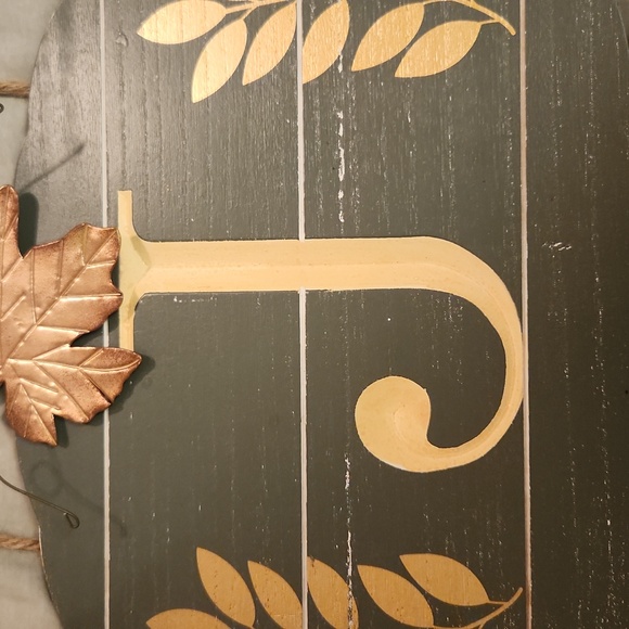 Wooden door sign with J - Picture 2 of 5
